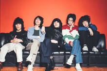 志磨遼平（中央）とおとぎ話。