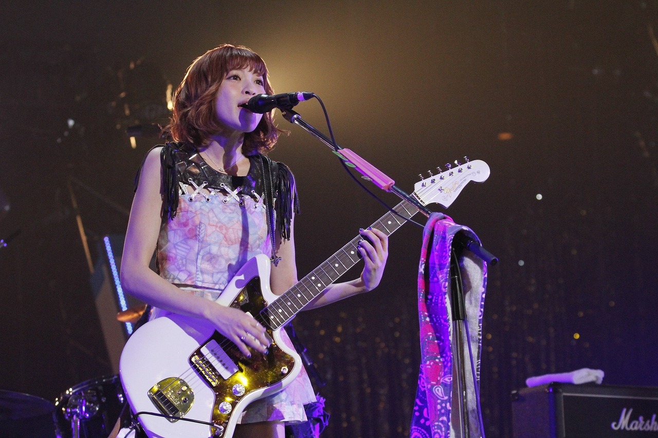 すぅ（Vo, G / Silent Siren）（写真提供：ロッテPR事務局）