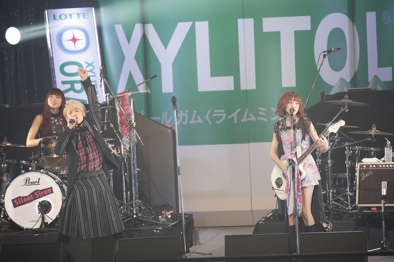 Thinking Dogs、Silent Sirenによるコラボライブの様子。（写真提供：ロッテPR事務局）