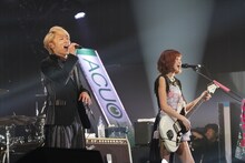 Thinking Dogs、Silent Sirenによるコラボライブの様子。（写真提供：ロッテPR事務局）