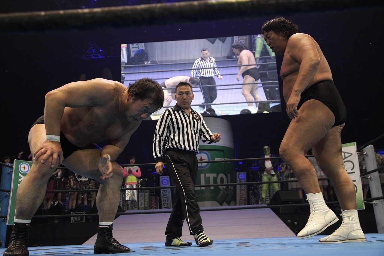 藤波辰爾、長州力によるプロレス対決の様子。（写真提供：ロッテPR事務局）