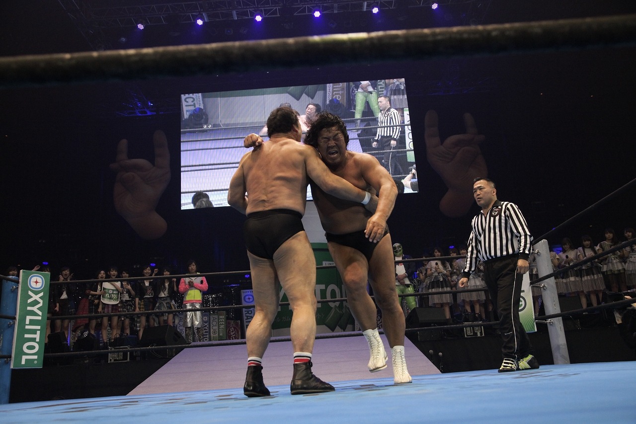 藤波辰爾、長州力によるプロレス対決の様子。（写真提供：ロッテPR事務局）