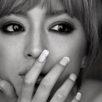 人気画像2位は「浜崎あゆみ、妖艶ヌードのコラボビジュアル」より、浜崎あゆみ。