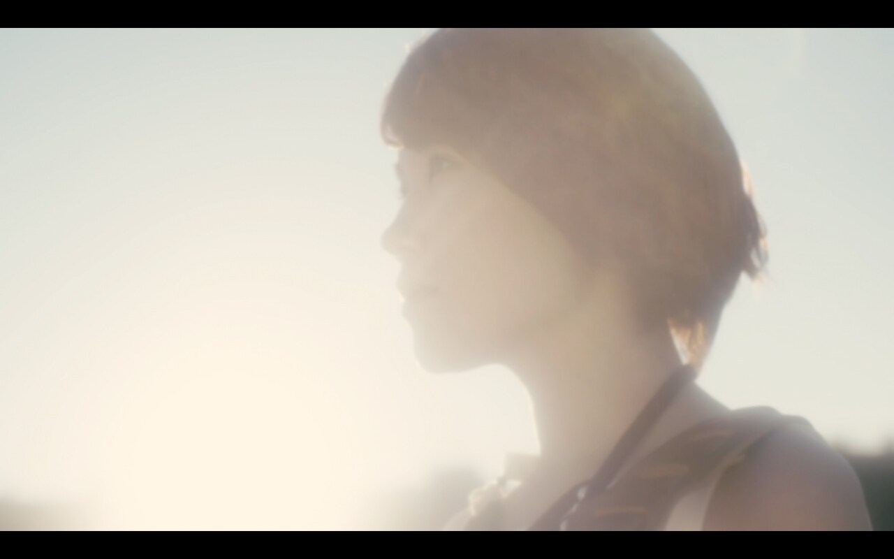 丸本莉子、氷点下の中ノースリーブで歌唱