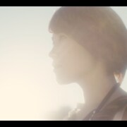 丸本莉子、氷点下の中ノースリーブで歌唱