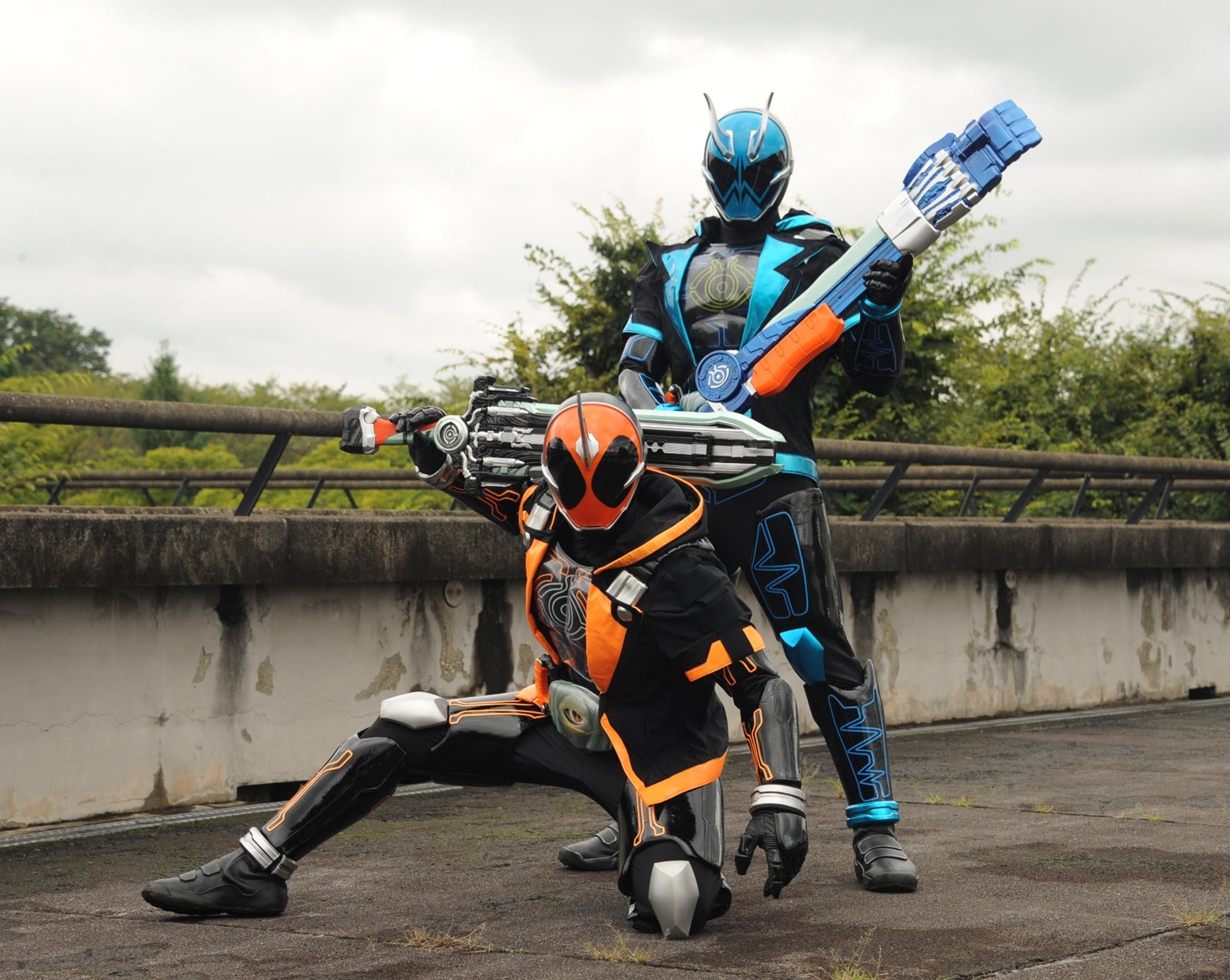 左より仮面ライダーゴースト、仮面ライダースペクター。（C）2015 石森プロ・テレビ朝日・ADK・東映