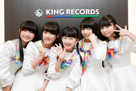 ロッカジャポニカ。左から椎名るか、平瀬美里、高井千帆、内藤るな、内山あみ。（撮影：上山陽介）