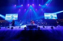 和楽器バンド「大新年会2016 日本武道館 -暁ノ宴-」の様子。（写真提供：エイベックス・ミュージック・クリエイティヴ）