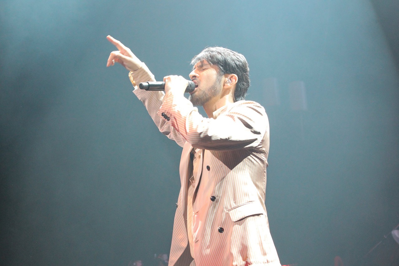 平井堅「Ken Hirai 20th Anniversary Opening Special!!」の様子。 （撮影：田中栄治）