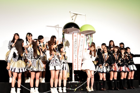 映画「尾崎支配人が泣いた夜DOCUMENTARY of HKT48」舞台挨拶の様子。