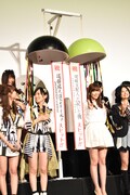 映画「尾崎支配人が泣いた夜DOCUMENTARY of HKT48」舞台挨拶の様子。