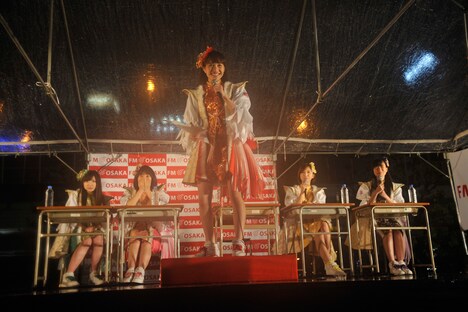 一発ギャグを披露する百田夏菜子（中央）。（写真提供：FM OSAKA）