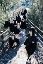 BELLRING少女ハート「BEYOND」付属のブックレットに収録される写真。（写真提供：AqbiRec）