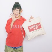 2wayバッグを手にする古川未鈴。