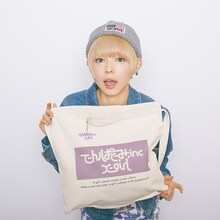 2wayバッグを手にする最上もが。