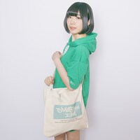 2wayバッグを手にする夢眠ねむ。