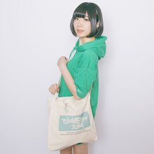 2wayバッグを手にする夢眠ねむ。