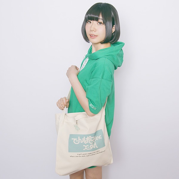 2wayバッグを手にする夢眠ねむ。