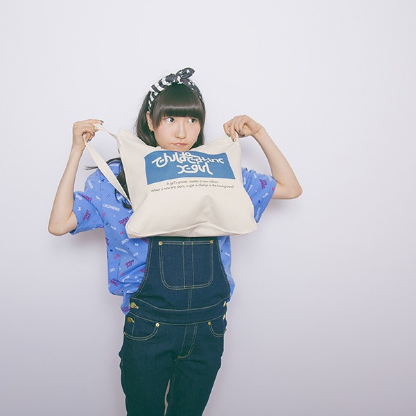 2wayバッグを手にする藤咲彩音。