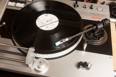 試聴時にプレーヤーとして使用されたVESTAXのカッティングマシンVRX-2000。フォノカートリッジはWhitelabel。