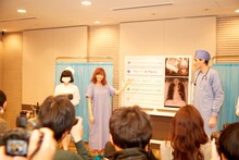 「きゃりーぱみゅぱみゅ緊急手術!?記者会見生中継」の様子。（Photo by Yasuro Ide）