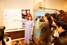 「きゃりーぱみゅぱみゅ緊急手術!?記者会見生中継」の様子。（Photo by Yasuro Ide）