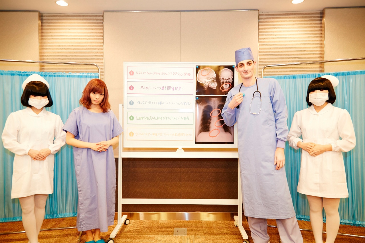 「きゃりーぱみゅぱみゅ緊急手術!?記者会見生中継」の様子。（Photo by Yasuro Ide）