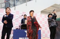 クリフエッジと美川憲一。（撮影：森久）