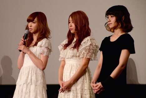 「猫なんかよんでもこない。」初日舞台挨拶に登壇したSCANDALのRINA（Dr, Vo）、TOMOMI（B, Vo）、MAMI（G, Vo）。