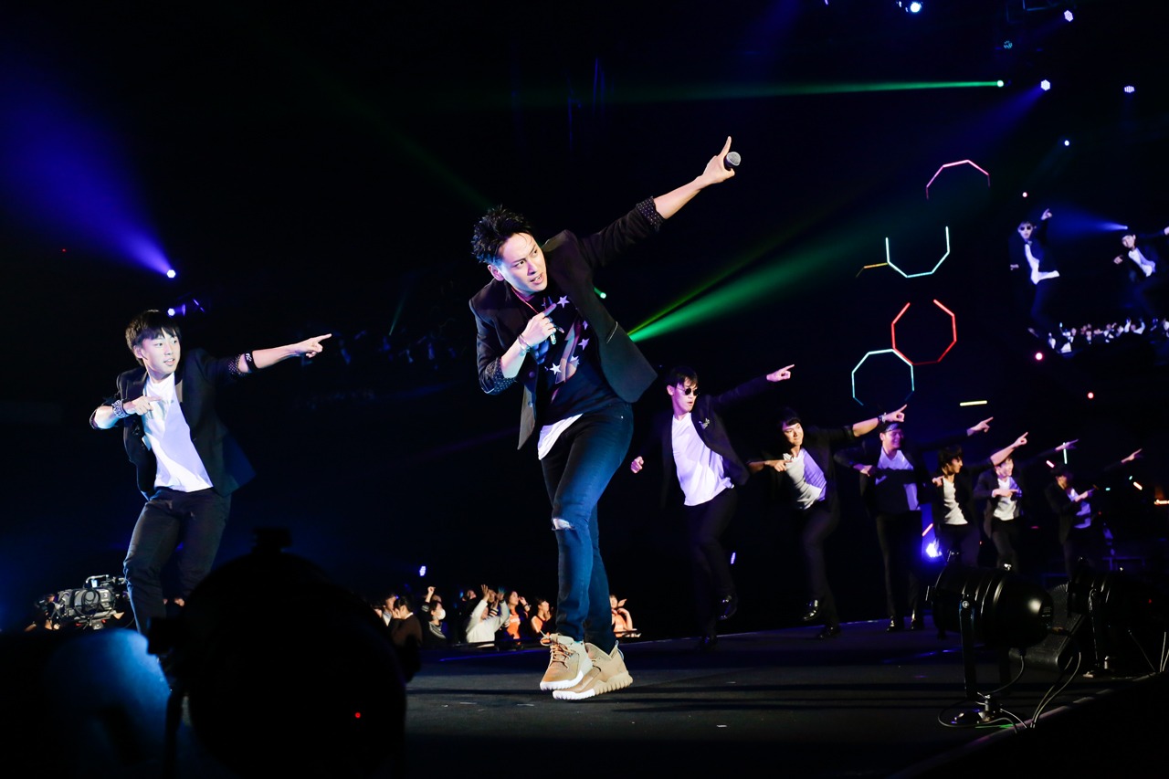 リスナーとダンスする山下健二郎（三代目 J Soul Brothers from EXILE TRIBE）。