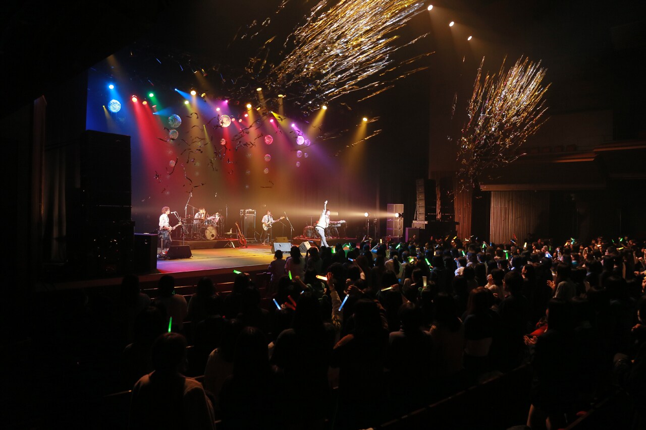 佐香智久＆夏代孝明、フロアを光で染め上げた学生主催ライブ