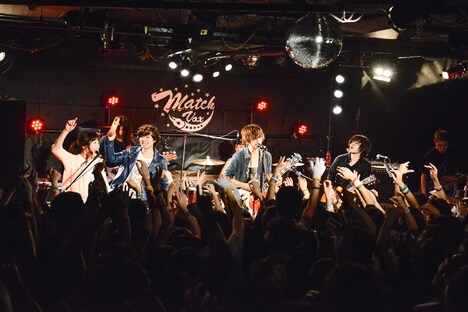 「Zoo at 2 a.m.」でペギ（グッドモーニングアメリカ）とコラボするBIGMAMA。（Photo by AZUSA TAKADA）