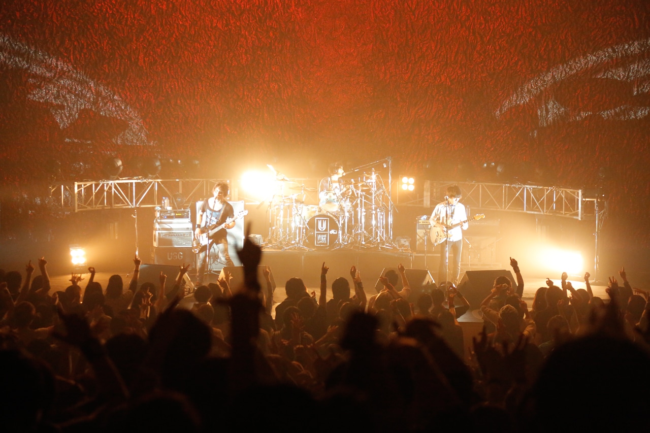 「UNISON SQUARE GARDEN TOUR 2015-2016『プログラムcontinued』」ツアーファイナル公演の様子。（撮影：堀田芳香）