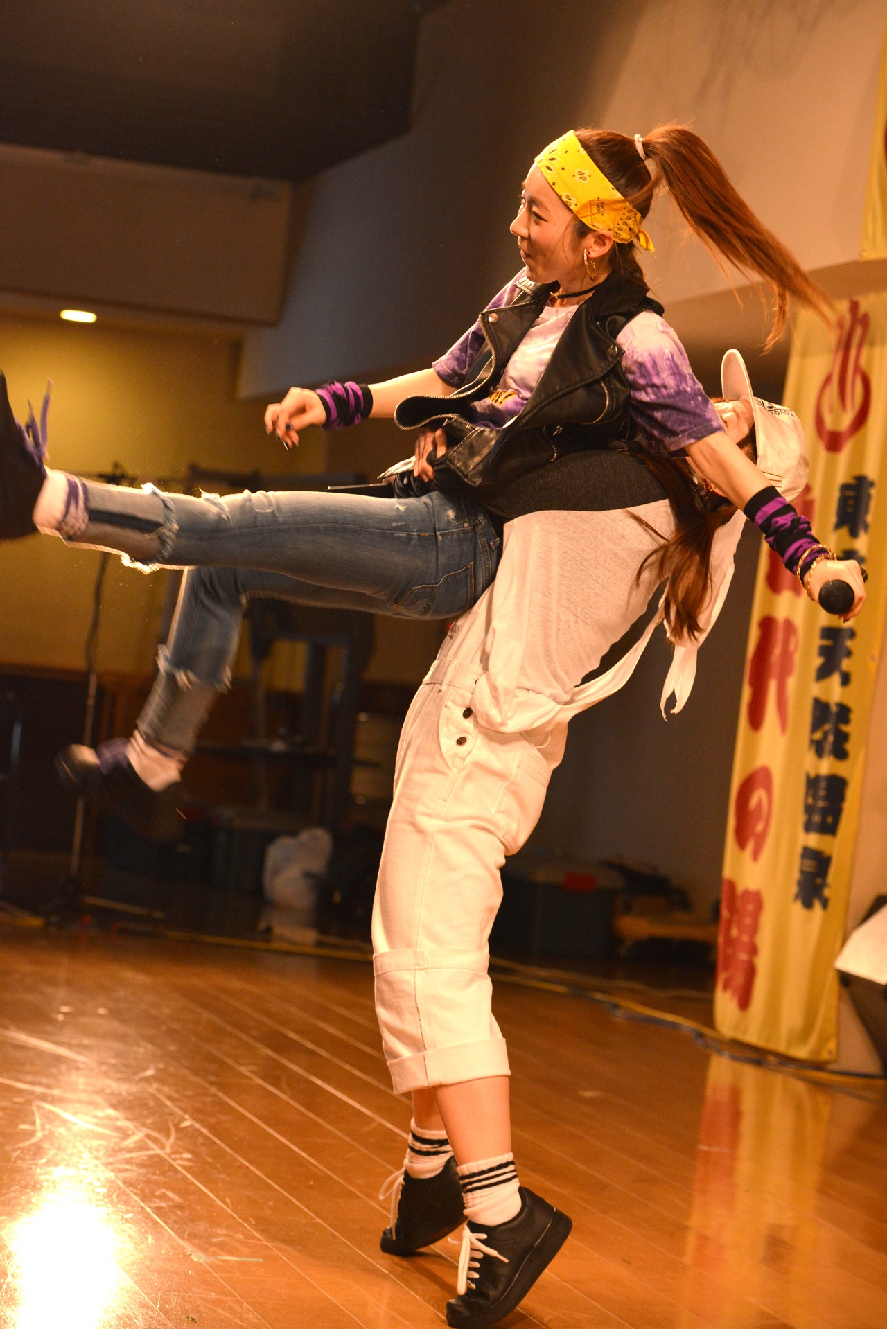 アクロバティックなダンスを披露するEspeciaの三瀬ちひろ（上）と三ノ宮ちか（下）。