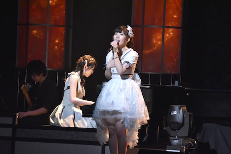 松井咲子のピアノ伴奏で「履物と傘の物語」を歌う岩佐美咲。