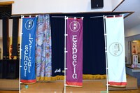 宴会場に立てられたのぼり。