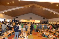 ラインダンスで一体になる観客。