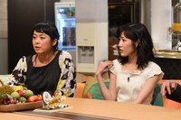 左より佐藤仁美、渡辺麻友。 (c)TBSテレビ