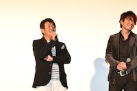 左より前田亘輝（Vo）、春畑道哉（G）。（写真提供：Sony Music Associated Records）