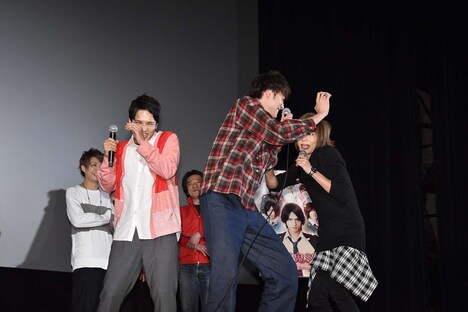 中村優一（左）を奪い合う稲垣成弥（中央）と染谷俊之（右）。