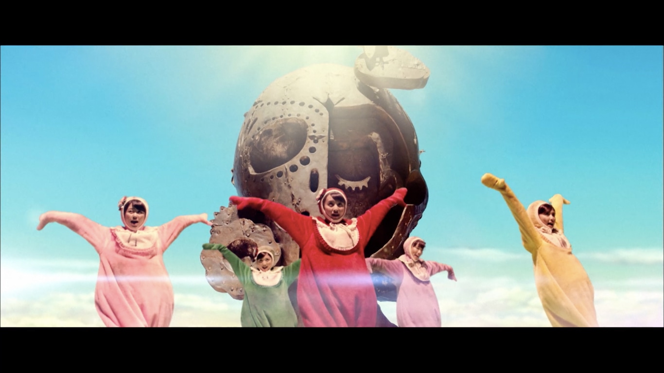ももいろクローバーZ「WE ARE BORN」ミュージックビデオのワンシーン。