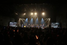 SUPER★DRAGONのライブの様子。（撮影：笹森健一）