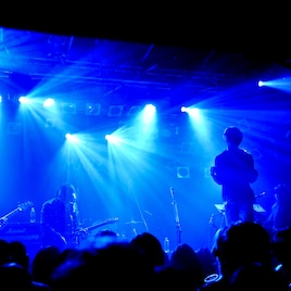 The Flickers企画でアナログ&SAKANAMONと競演、新曲初披露も