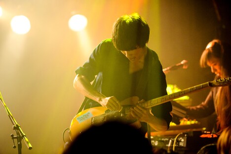 安島裕輔(Vo, G, Syn / The Flickers)(Photo by MASANORI FUJIKAWA)