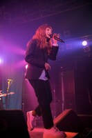 トミタ栞（写真提供：EPICレコードジャパン）