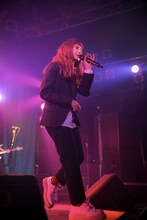 トミタ栞（写真提供：EPICレコードジャパン）