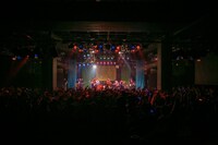 「トミタ栞ライブ2016 ～今回のワンマンは誕生日の前日！～」の様子。 （写真提供：EPICレコードジャパン）