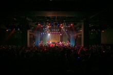 「トミタ栞ライブ2016 ～今回のワンマンは誕生日の前日！～」の様子。 （写真提供：EPICレコードジャパン）