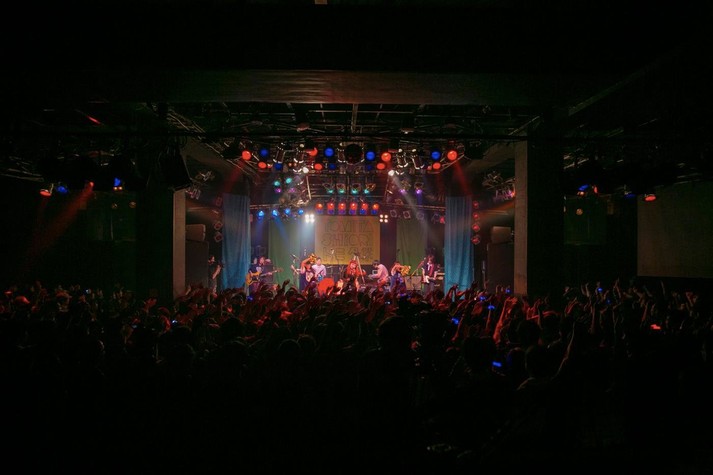 「トミタ栞ライブ2016 ～今回のワンマンは誕生日の前日！～」の様子。 （写真提供：EPICレコードジャパン）