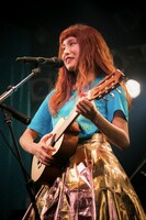 ギタレレ弾き語りを披露するトミタ栞。（写真提供：EPICレコードジャパン）